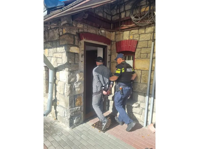 Gara CF Roznov: smulgere de portofel cu 300 lei, reținere 24h